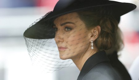 Kate Middleton, dupa ce a anuntat ca are cancer: „Pentru toti cei care se confrunta cu aceasta boala, sub orice forma, va rog sa nu va pierdeti credinta sau <span style='background:#EDF514'>SPERANTA</span>”