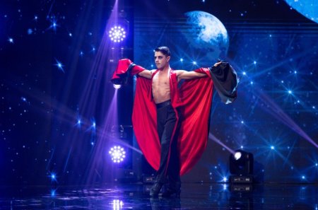Cine e <span style='background:#EDF514'>VALENTIN</span> Lupu, adolescentul care a dansat costumat in Dracula la Romanii au talent: Tu ai reusit sa iei mintile unui jurat!