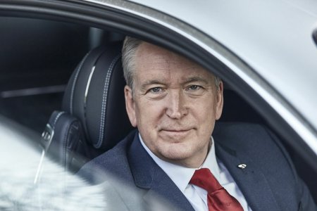 Liderul Bentley, Adrian Hallmark, si-a dat demisia si va deveni director general al Aston Martin