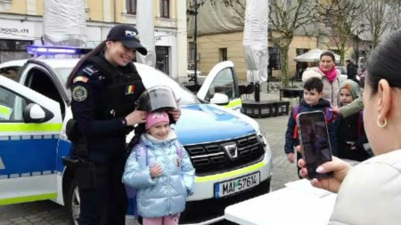 <span style='background:#EDF514'>ZIUA POLITIEI</span>, sarbatorita in avans la Baia Mare. M-a impresionat ca pot vorbi cu adevaratii eroi ai Romaniei, mascatii