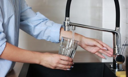 51% dintre romani nu considera apa de la robinet o sursa sigura de <span style='background:#EDF514'>HIDRA</span>tare