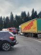 Accident cu trei victime pe un drum din Suceava, dupa ce o masina si un TIR s-au ciocnit
