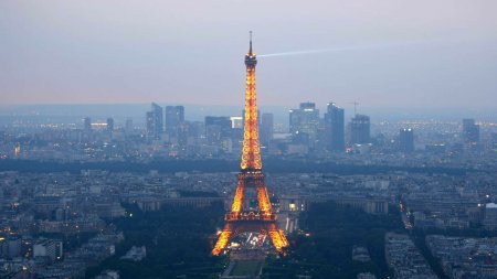 De cati bani ai nevoie lunar pentru a trai decent in Paris. Cel mai mult costa <span style='background:#EDF514'>MANCAREA</span> si chiria
