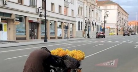 Imaginile care au emotionat intreaga Romanie. Bunicuta cu caruciorul de flori din Craiova care de-abia merge, dar munceste pentru un banut de paine