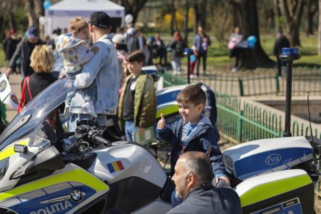 FOTO. Ziua Politiei Romane, sarbatorita in avans. Sute de persoane in Parcul Herastrau, unde au putut vedea echipamentele din dotarea Politiei