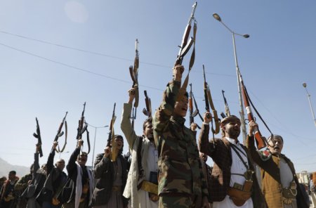 SUA au lansat atacuri asupra unor depozite de ar<span style='background:#EDF514'>MAME</span>nt ale gruparii Houthi