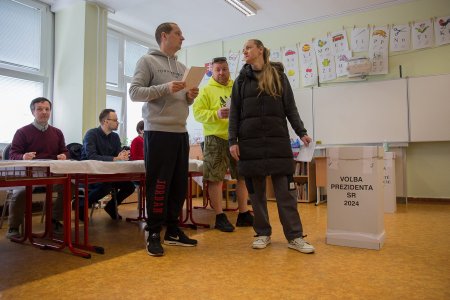 Slovacii isi aleg sambata presedintele, intr-un scrutin profund divizat pe tema sprijinirii Ucrainei