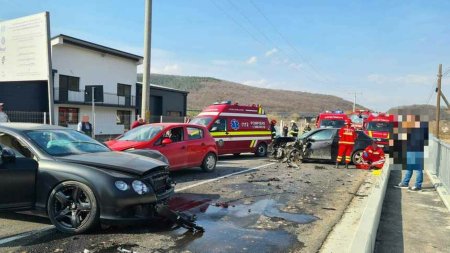 Sapte persoane, transportate la spital in urma unui accident in care au fost implicate trei <span style='background:#EDF514'>AUTOTURISM</span>e, in Cluj
