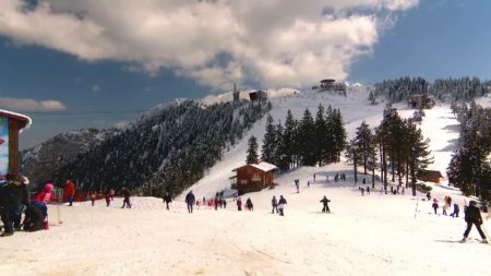 <span style='background:#EDF514'>PARTII</span>le de schi sunt pline de turisti. E zapada foarte buna. Salvamontistii avertizeaza ca exista risc de avalansa
