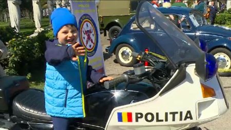 Ziua Politiei Romane, prilej de distractie pentru copii. Cum i-au rasfatat agentii pe cei mici