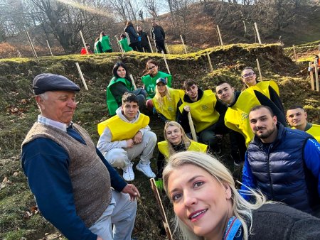 Alina Gorghiu, la plantat puieti de salcam si de frasin. 