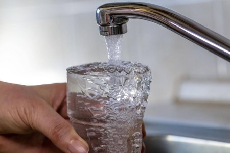 Studiu: 51% dintre romani nu considera apa de la robinet o sursa sigura de hidratare