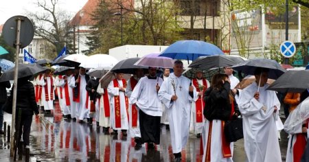 Catolicii sarbatoresc duminica Floriile. Procesiunea de pe strazile Capitalei aduce si restrictii in trafic