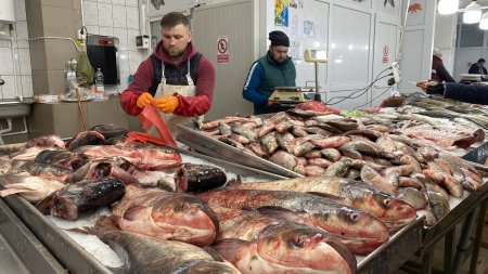 De Buna Vestire, prima dezlegare la peste din Postul Pastelui. Am mers in <span style='background:#EDF514'>PIATA OBOR</span> din Bucuresti: Vindem tot pana plecam acasa, nu ramane nimic, stati fara grija!