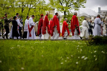 Catolicii sarbatoresc azi <span style='background:#EDF514'>FLORII</span>le. Restrictii de circulatie in Bucuresti pentru procesiunea religioasa