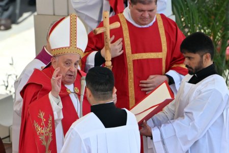 Papa Francisc a renuntat in ultimul moment la predica din Duminica Floriilor, 