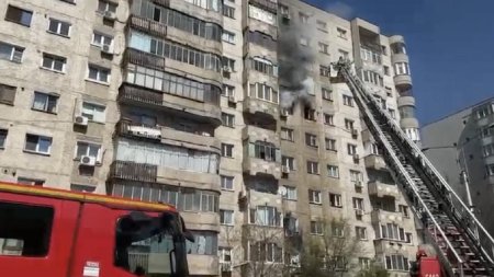 Incendiu intr-un apartament: 20 de persoane au fost evacuate, altele primesc ingrijiri medicale