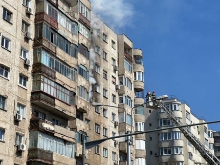 Incendiu intr-un apartament din Capitala: 20 de persoane au fost evacuate, altele primesc ingrijiri medicale
