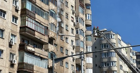Incendiu puternic intr-un bloc din Bucuresti. Zeci de persoane au fost evacuate