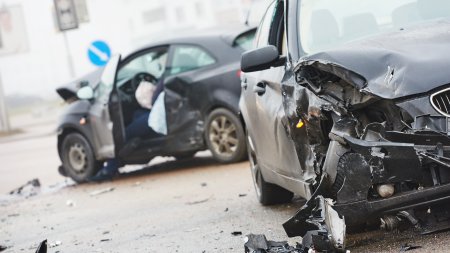 Accident cu trei autoturisme pe DN 1. Sunt implicate 19 persoane, majoritate minori