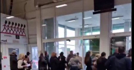 Un mall din <span style='background:#EDF514'>SANKT PETERSBURG</span> este evacuat. Un barbat sustine ca a amplasat o bomba in cladire VIDEO