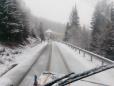 DRDP Craiova: Pe DN 67C, zona montana, a inceput sa ninga, se actioneaza cu <span style='background:#EDF514'>UTILAJ</span>e cu lama si material antiderapant / Nu va deplasati cu autovehiculele neechipate corespunzator pentru iarna - FOTO / VIDEO
