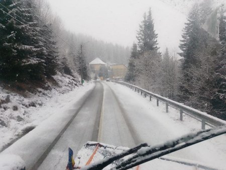DRDP Craiova: Pe DN 67C, zona montana, a inceput sa ninga, se actioneaza cu utilaje cu lama si material antiderapant / Nu va dep<span style='background:#EDF514'>LASATI</span> cu autovehiculele neechipate corespunzator pentru iarna - FOTO / VIDEO