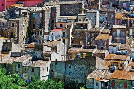 Satul italian care nu isi poate vinde casele <span style='background:#EDF514'>GOALE</span> cu 1 euro