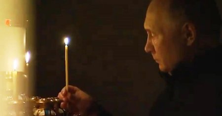 Putin, filmat singur in <span style='background:#EDF514'>BISERICA</span> aprinzand o lumanare pentru victimele ataculului armat de la Moscova | VIDEO