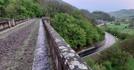Povestea magistralei feroviare Craiova - Oradea. Calea ferata strategica din Carpati, nefinalizata VIDEO