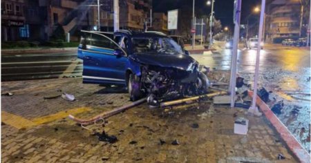 Patru raniti in urma unui accident cu trei <span style='background:#EDF514'>AUTOTURISME</span> implicate, produs in Pitesti