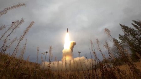 <span style='background:#EDF514'>POLONIA</span>, survolata 39 de secunde de o racheta ruseasca