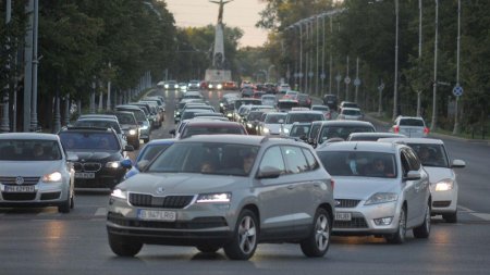 Legea care interzice stationarea cu motorul pornit in orase, la un pas de adoptare. Amenzile pe care le vor primi soferii care nu respecta legea