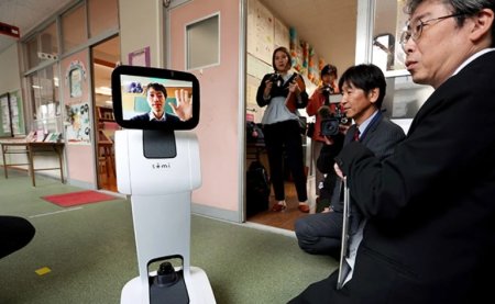 In <span style='background:#EDF514'>JAPONIA</span>, elevii pot trimite roboti la ore in locul lor