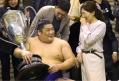 Un tanar luptator de sumo a doborat un record <span style='background:#EDF514'>VECHI</span> de 110 ani » Cu o zi inainte a ajuns la spital, parasind arena in scaun cu rotile