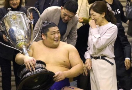 Un tanar luptator de sumo a doborat un record vechi de 110 ani » Cu o zi inainte a ajuns la spital, parasind arena in scaun cu r<span style='background:#EDF514'>OTIL</span>e