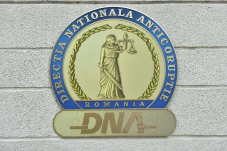 Patru <span style='background:#EDF514'>INSPECTORI</span> de trafic rutier si un viceprimar, trimisi in judecata de procurorii DNA, in dosarul privind protectia asigurata unor firme de transport