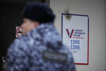 FSB a prins trei tineri care planuiau sa incendieze cu cocktailuri Molotov un sediu de campanie al lui Vladimir Putin, scrie presa rusa independenta