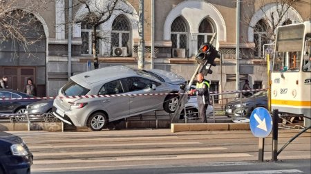<span style='background:#EDF514'>ACCIDENT C</span>u trei masini si un pieton, in Bucuresti | Victima se afla in statia de tramvai