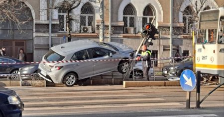 <span style='background:#EDF514'>ACCIDENT C</span>u 3 masini in fata sediului central al Politiei Romane. O femeie a ajuns la spital VIDEO