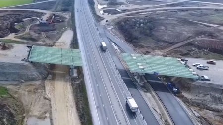 Compania <span style='background:#EDF514'>AKTOR</span>, cel mai mare constructor grec de drumuri din Romania. Tronsonul autostrazii A0 este aproape de finalizare