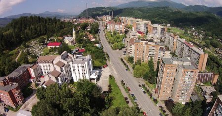 Orasul din Romania in care un apartament costa 10.000 de euro. Peisajul este unul de vis