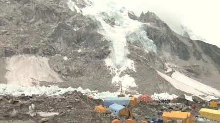 <span style='background:#EDF514'>REGULI</span> noi pe Everest. Alpinistii care vor sa urce pe munte trebuie sa-si stranga excrementele