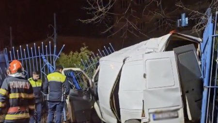 Accident grav la Constanta: O duba s-a izbit violent de gardul Jandarmeriei | Trei barbati au fost raniti, iar unul este in coma