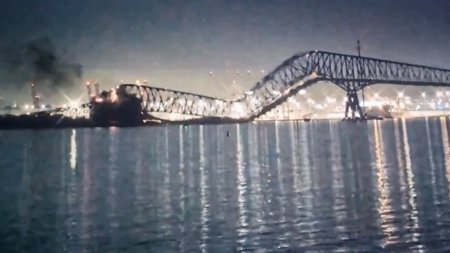 Un pod de 3 <span style='background:#EDF514'>KILOMETRI</span> s-a prabusit in apa, cu tot cu oameni si masini, dupa ce a fost lovit de o nava, in orasul Baltimore din SUA. Momentul a fost filmat