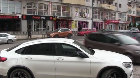 Un nou fenomen in Romania: Oamenii suna la 112 si raporteaza furtul masinii, dupa ce constata ca nu-si mai am<span style='background:#EDF514'>INTES</span>c unde au parcat
