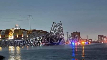 Momentul in care podul rutier din Baltimore se prabuseste, lovit de un vapor, a fost filmat. VIDEO