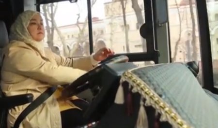 O tara musulmana le permite femeilor sa conduca autobuze si <span style='background:#EDF514'>CAMIOANE</span>