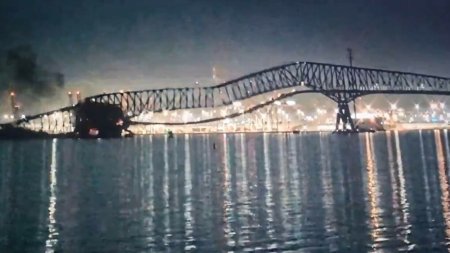 Un pod de peste 2,5 km din SUA s-a prabusit dupa ce a fost lovit de un vapor urias. Momentul a fost filmat. VIDEO