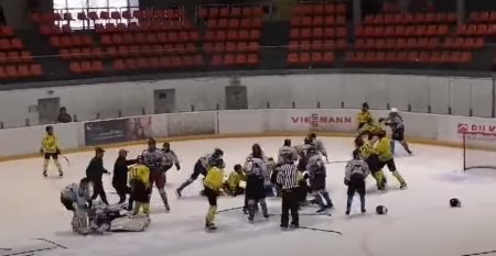 Bataie generala intre copii de 15 ani, la un meci de hochei in Brasov | VIDEO